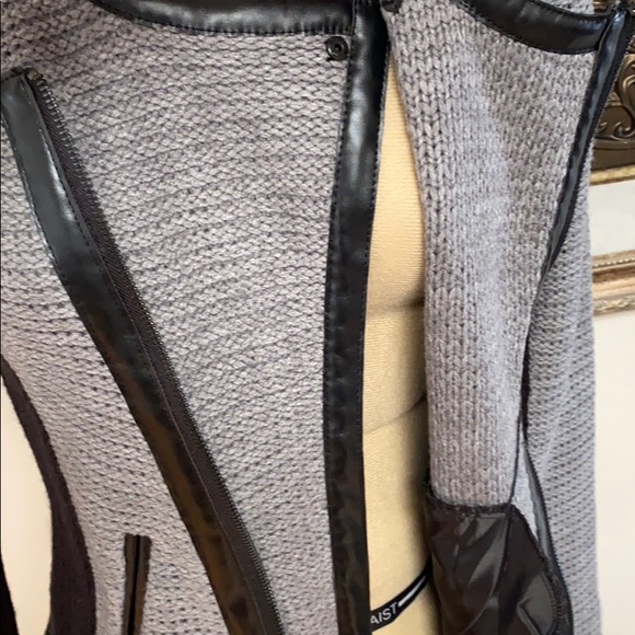 Like-New Sweater w Diagonal Zipper - Picture 6 of 6